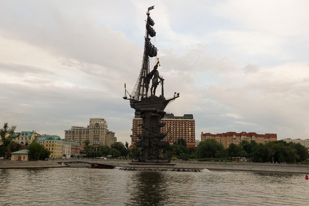 Все современные фотографии в статье мои. Только не пишите, что это бывший памятник Колумбу, и так все в курсе