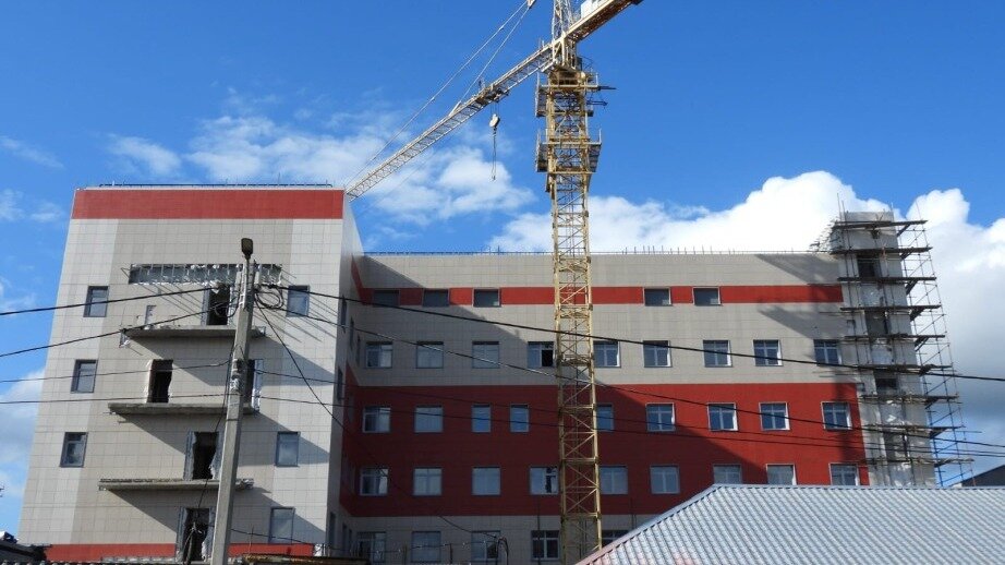     ООО «СК «Монолит», которая выиграла подряд на строительство нового корпуса районной больницы в Николаевске-на-Амуре, была вынуждена приостановить работы из-за прекращения финансирования из федерального бюджета.