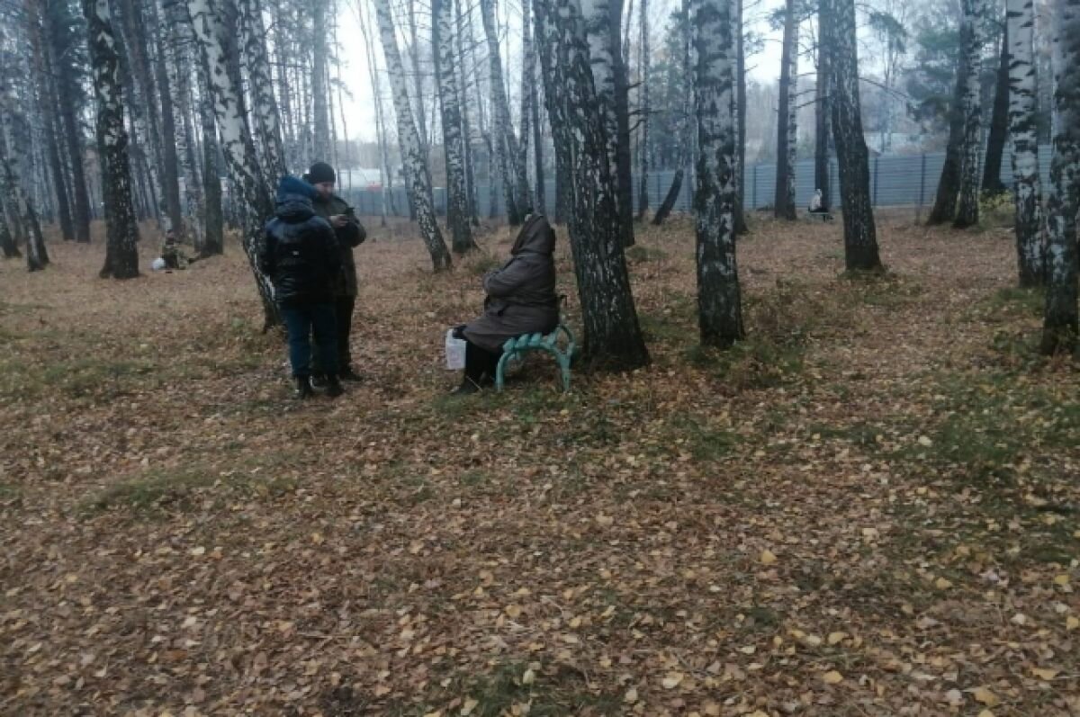    В Новосибирске поставили лавочки для свиданий с мобилизованными у НВВКУ