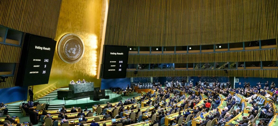 Генассамблея ООН принимает резолюцию, осуждающую агрессию Российской Федерации против Украины в нарушение Устава ООН. Фото ООН/Лой Фелипе