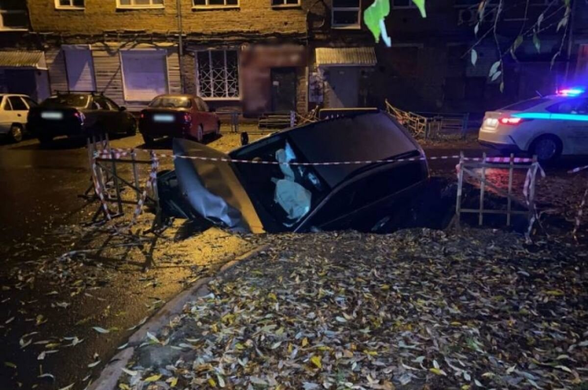    Автомобиль Nissan ночью съехал в раскопку «ТомскРТС» на Иркутском тракте