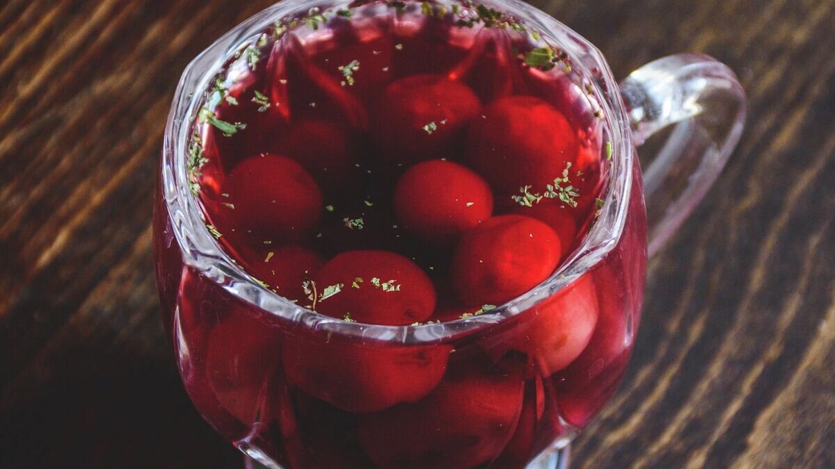    Компот из мяты с вишней© Фото : Unsplash/P.O.sitive Negative