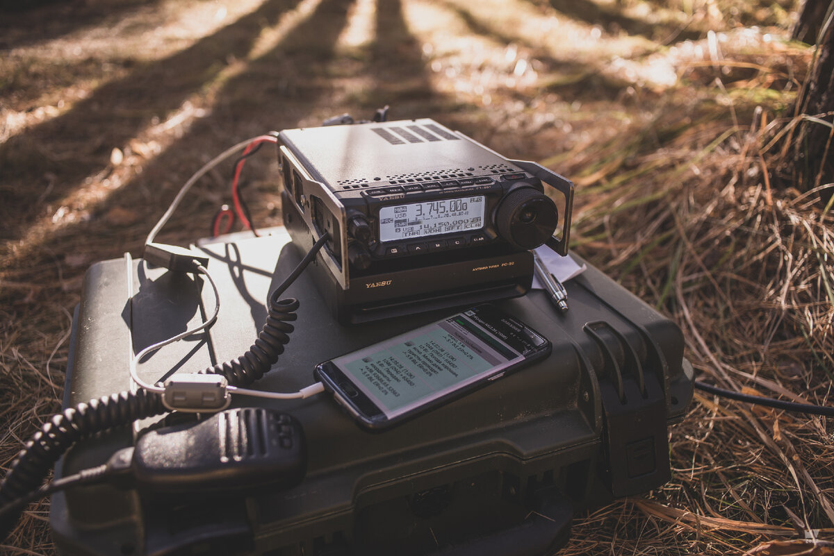 Трансивер FT-891 и сопряженный с ним смартфон с программой "HFpager".