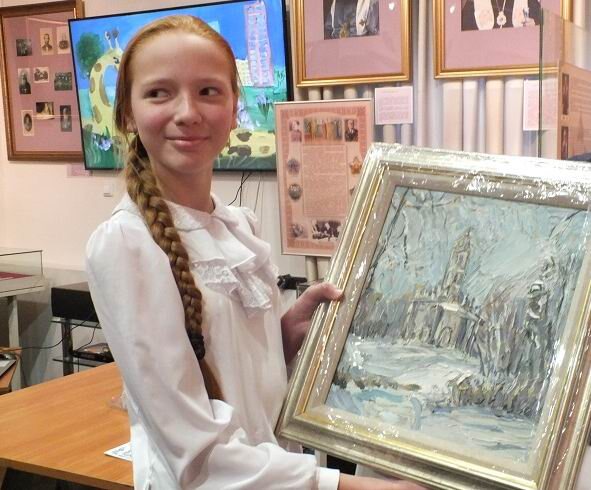 Победительница конкурса юных талантов получает главный приз - картину подольского художника Алекса Вильдермана.