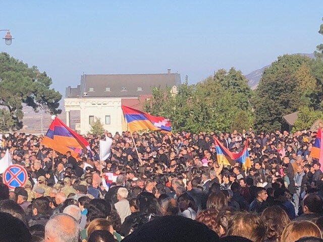 В Степанакерте прошёл многотысячный митинг в поддержку заявления Национального собрания Арцаха. Фоторепортаж