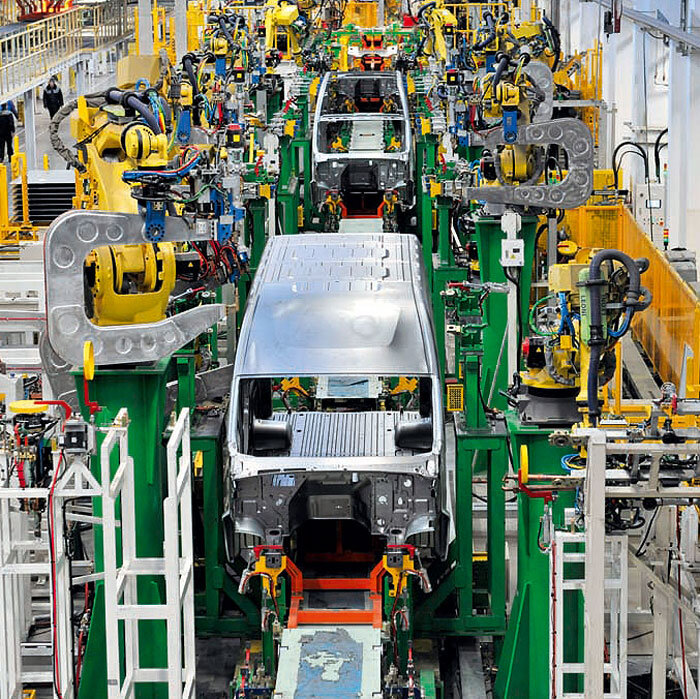 Самая сложная операция на автоматизированной линии сварки – сборка цельнометаллического фургона