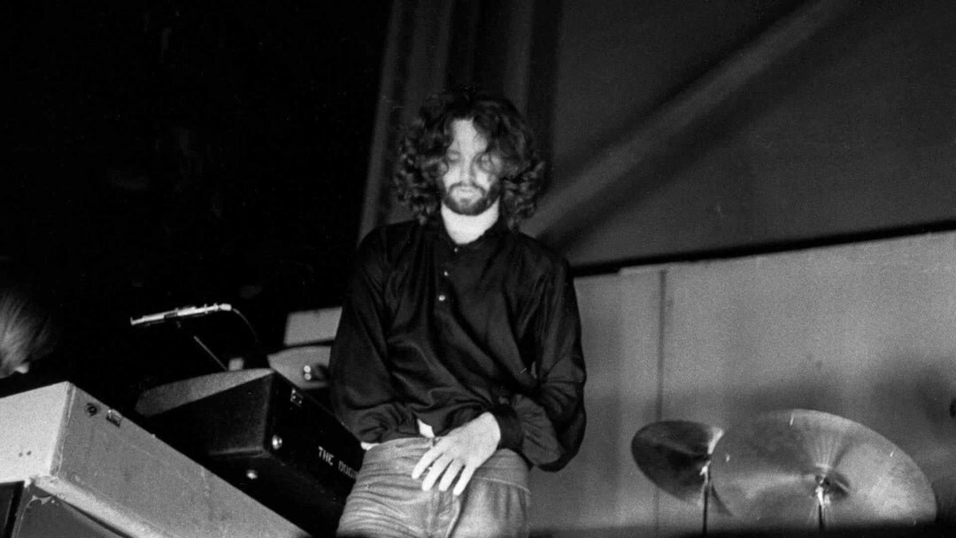 The Doors performed at Dinner Key Auditorium in Miami, Florida on March 1, 1969. Это грустное время "полураспада" некогда выдающегося поэта Джима Моррисона. Поведение на сцене было безобразным. Он открыто матерился и "бухал" перед публикой, показывал непристойные жесты... От Музыканта и Поэта мало что оставалось... 