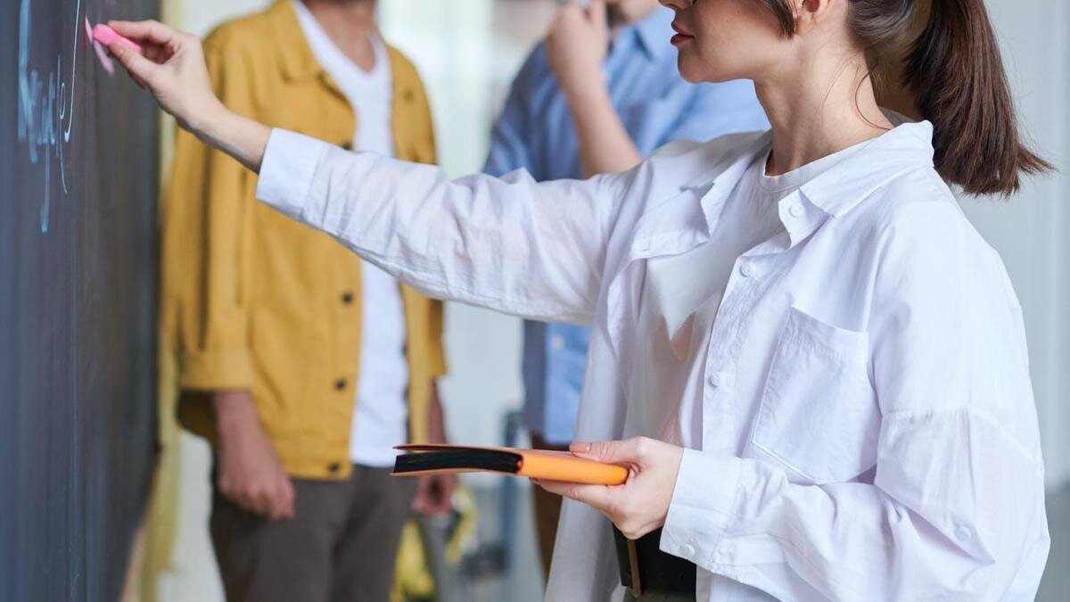    Девушка стоит у доски:pexels.com