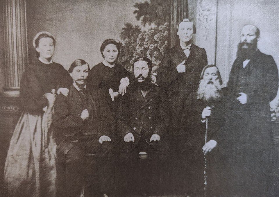     Франтишек Богушевич (сидит второй справа) рядом с отцом Казимиром.