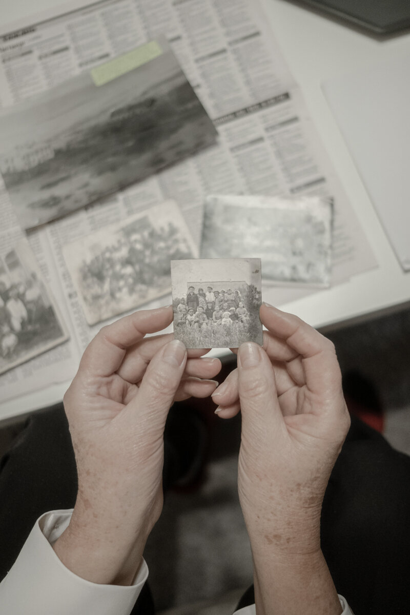 Таисия Алексеевна держит в руке фотографию, на которой изображены жители Перекопки в родном поселке Фото: Наталья Лозинская для ТД