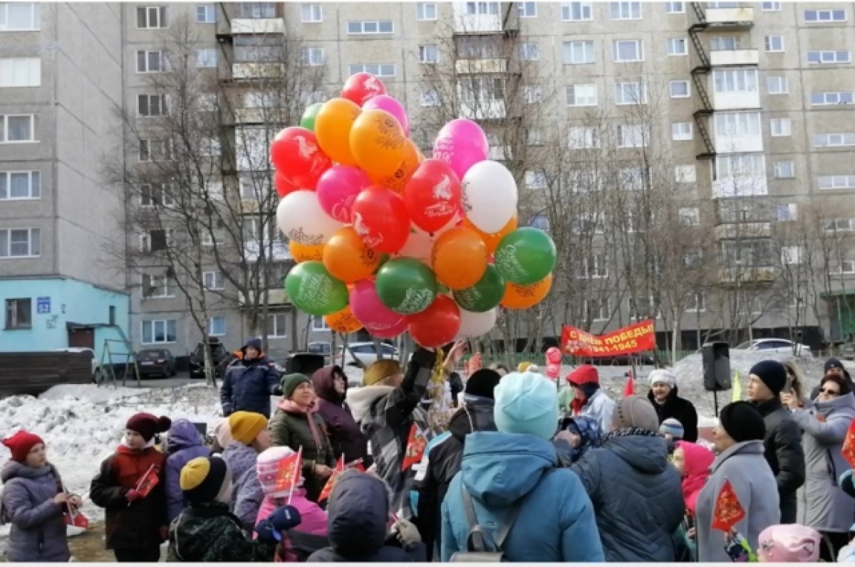    Праздники во дворе объединяют соседей.