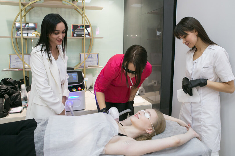     Девушки смогли опробовать процедуру на себе