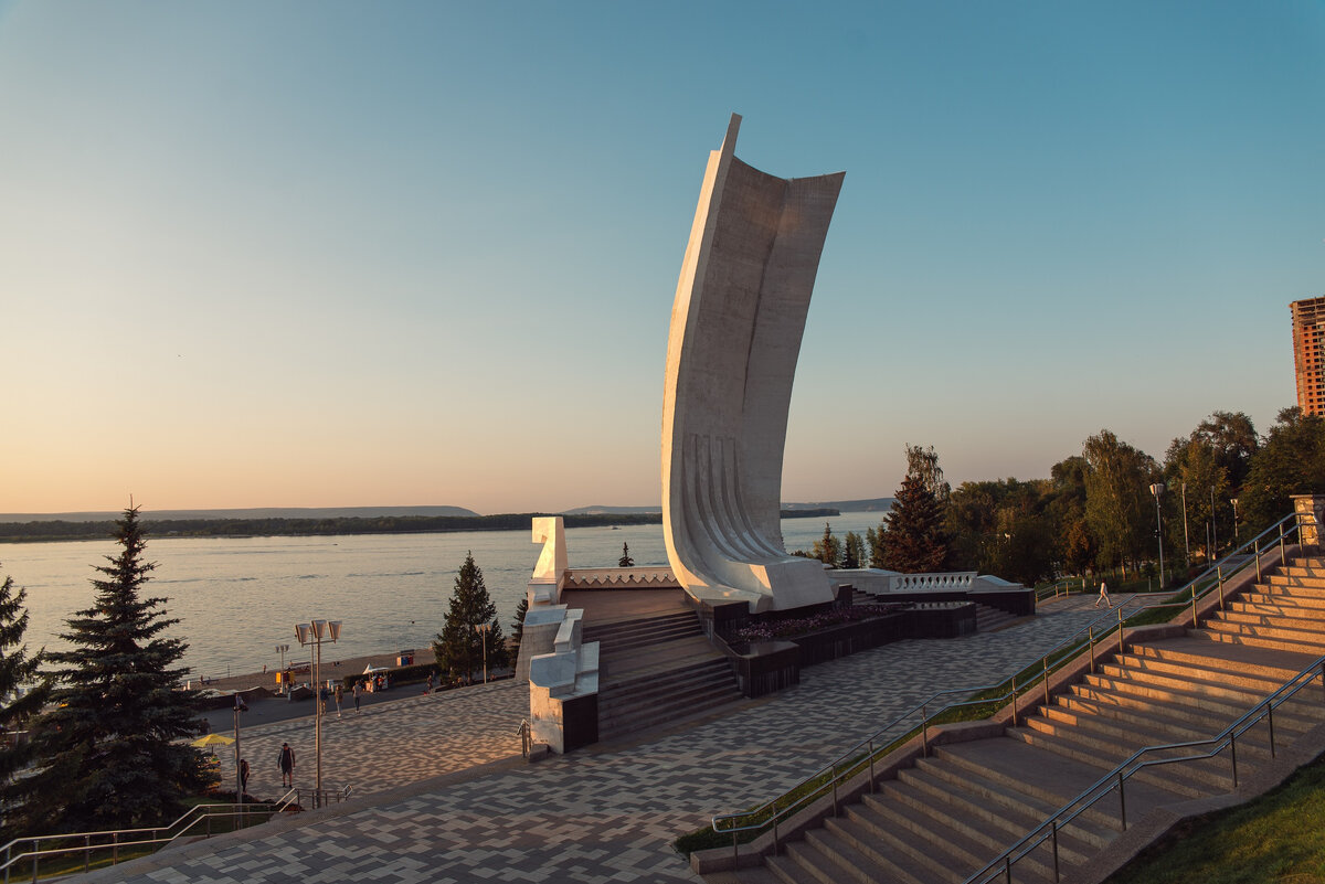 Самара 23 августа. Памятник в Киеве лодка. Набережная Самара фото высокого разрешения. Катер памятник вечером.