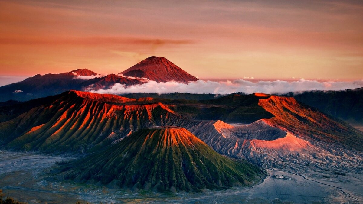 На закате солнце четко высвечивает вершины, добавляя нотки футуристичности. Листайте галерею вправо.