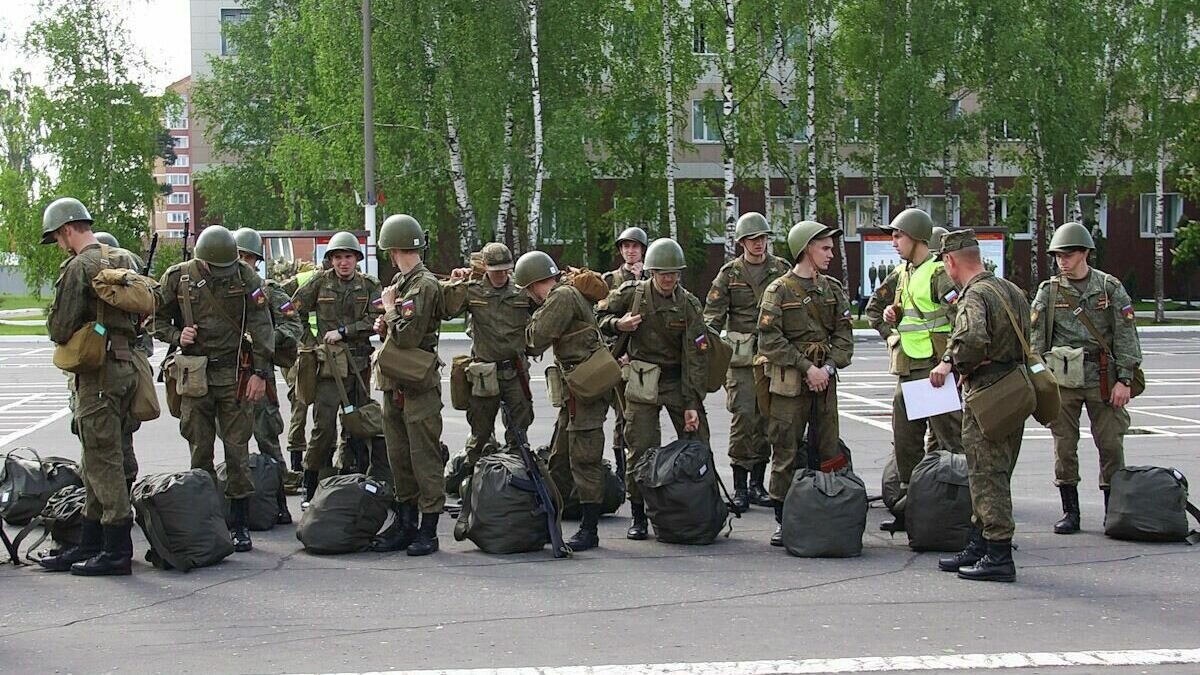     В Ростовской области осенью планируется призвать на службу в армию около четырех тысяч человек, сообщает корреспондент RostovGazeta со ссылкой на слова военкома региона Игоря Егорова.