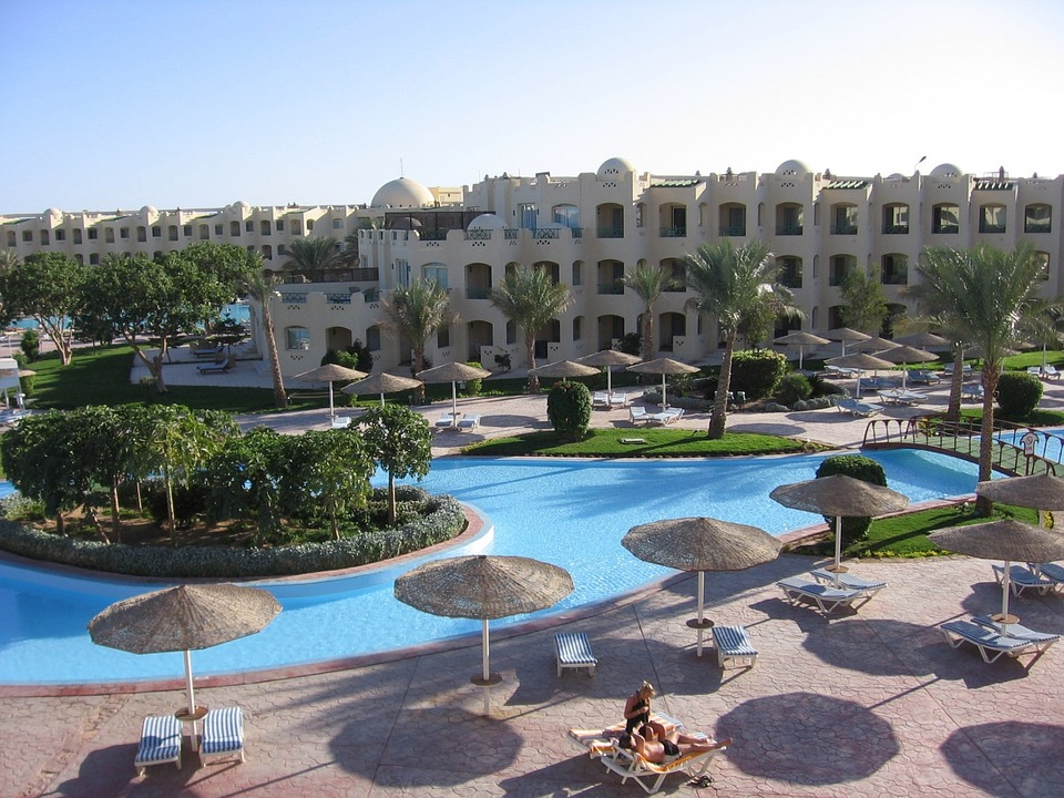 Уже много лет Шарм-эль-Шейх (или Шарм-эш-Шейх) и Хургада остаются самыми популярными курортами Египта среди россиян. Они находятся рядом друг с другом на побережье Красного моря.