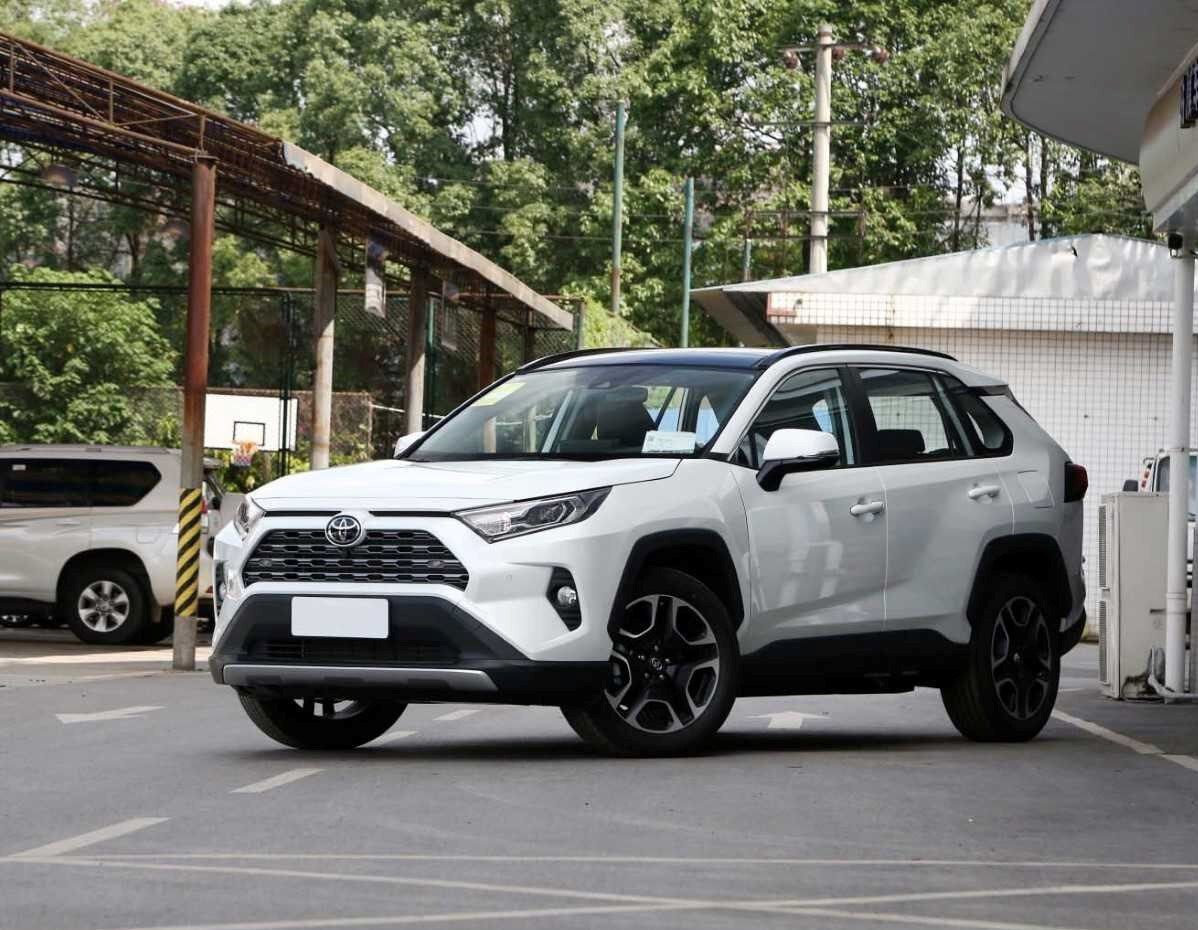 Новое воплощение «любимчика» Toyota RAV4 — какие комплектации теперь есть  на российском рынке? | Фонтанка.ру | Дзен