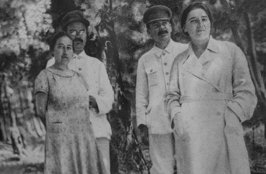 Довольно известное фото. Слева - Вячеслав Молотов и его жена - Полина Жемчужина. Справа - Иосиф Сталин и Надежда Аллилуева. 