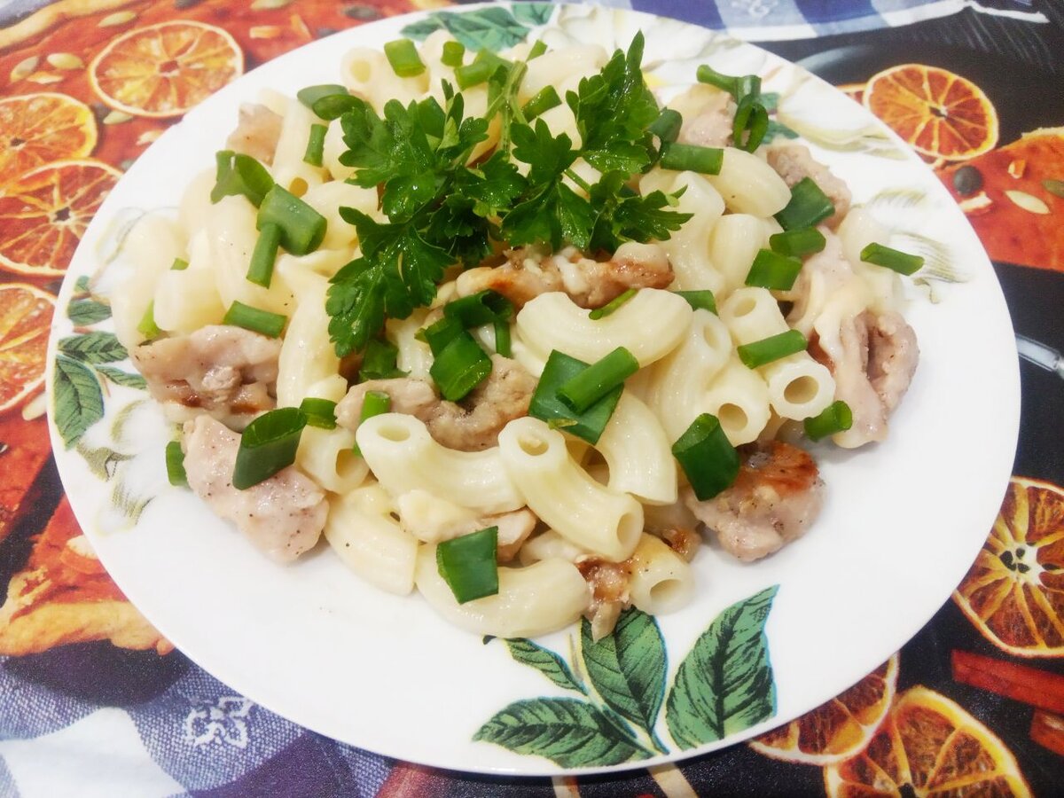 Макаронные изделия с мясом, луком и сыром 