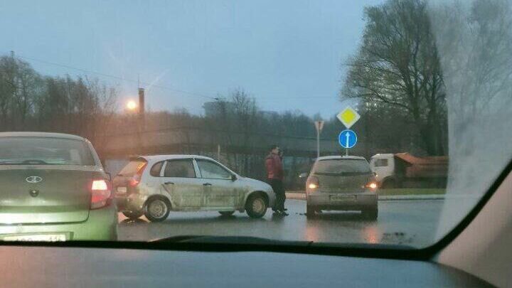     На выезде из Нижнекамска в сторону промышленной зоны образовалась пробка в 5,5 километра. Ее причиной стало столкновение двух легковушек. Об этом очевидцы сообщили в социальных сетях.