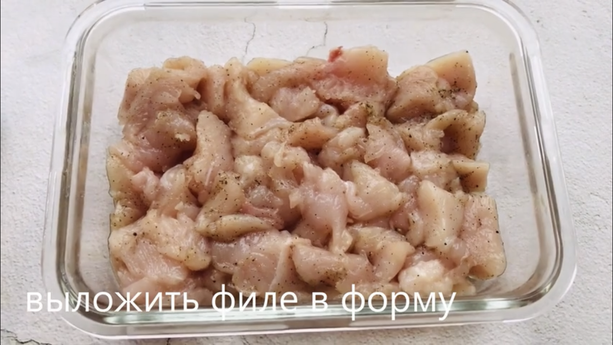 Куриные бедра с грибами и помидорами в духовке