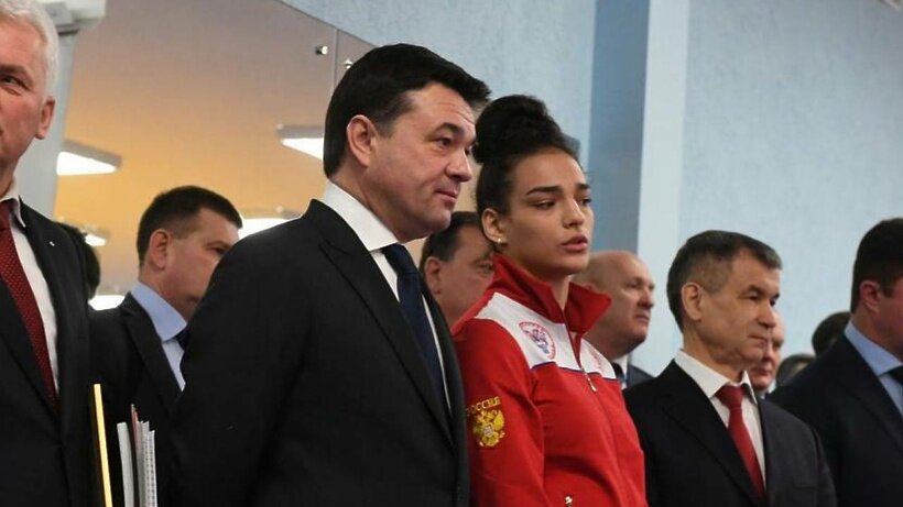    Губернатор Московской области Андрей Воробьев со спортсменкой Кариной Черевань © Telegram-канал Губернатора Московской области Андрея Воробьева