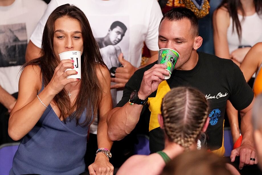 МакКэн, Йоанна Йенджейчик и Майкл Чендлер распивают из именных стаканов.