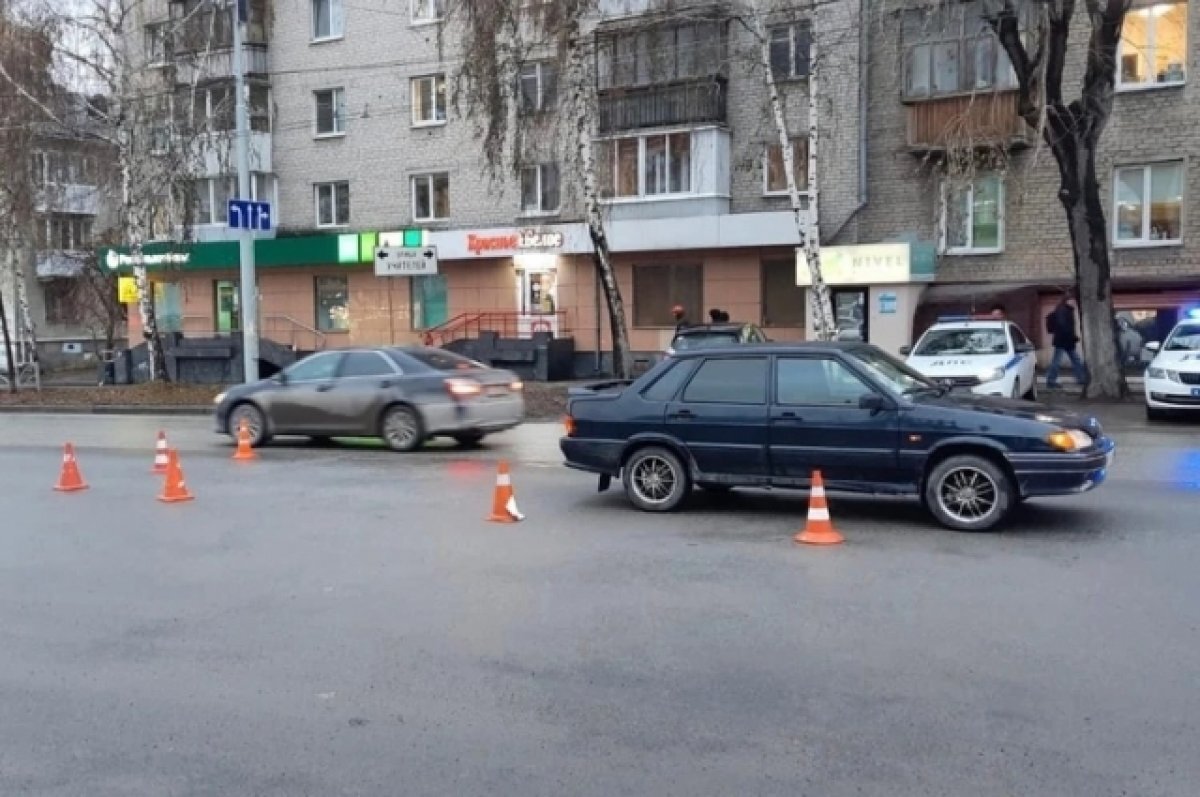    13-летний мальчик сломал ногу в ДТП, перебегая дорогу в Екатеринбурге