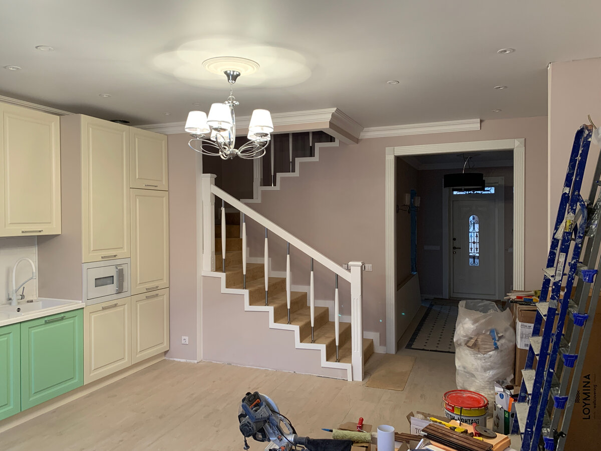 Пространство лестничного пролета совмещено с гостиной