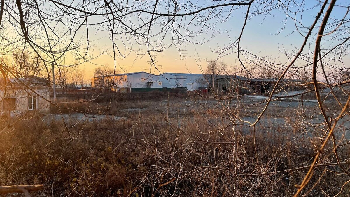     Представитель компании СП «Строитель», подарившей Владивостоку первый дальневосточный небоскреб, объяснил, как китайская компания «Судеко» получила в собственность участок в центре Владивостока. Земля осталась «в наследство» китайским инвесторам после завершения проекта.