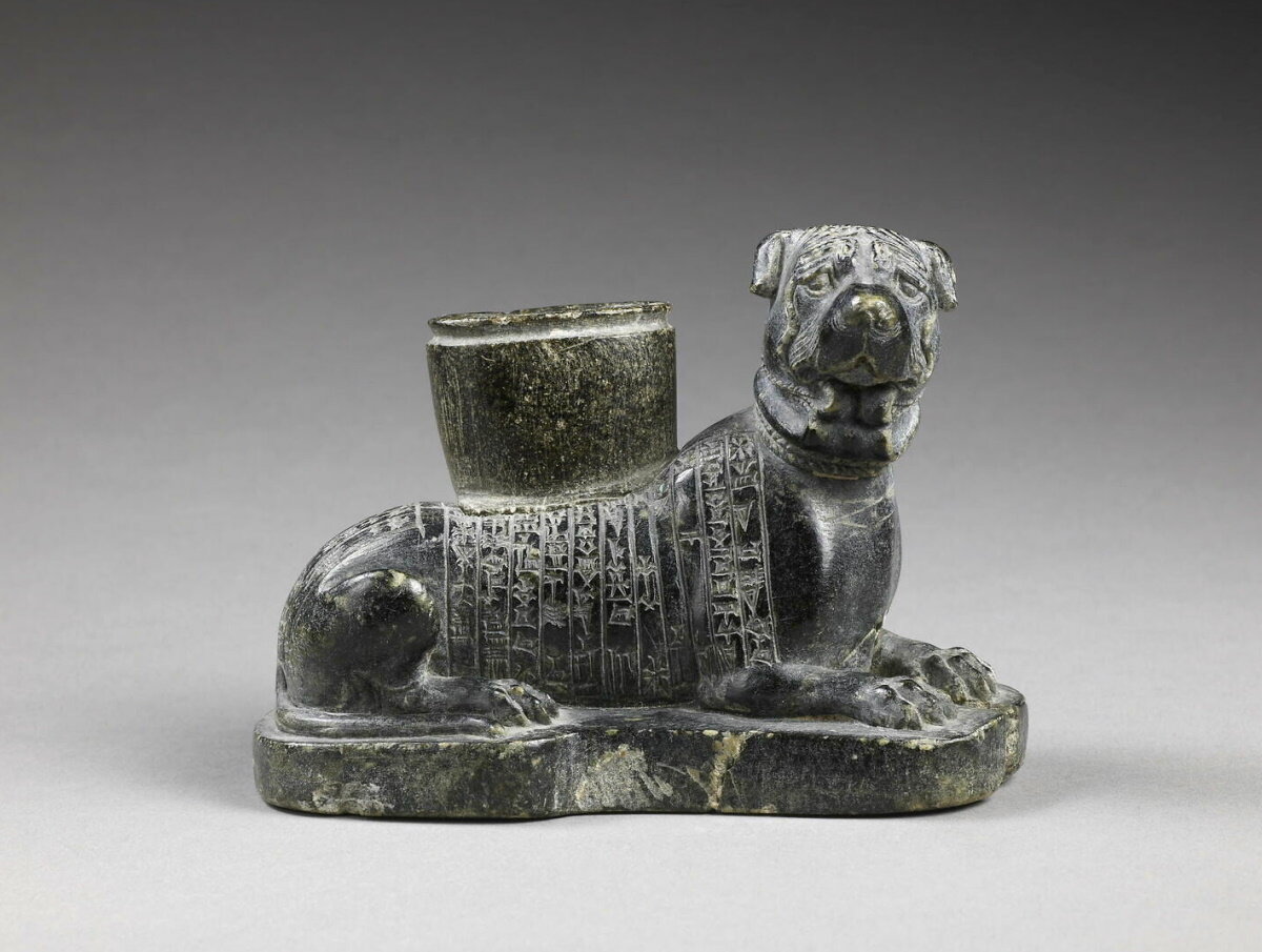 Вотивная ваза в виде статуэтки собаки так называемая Собака Суму-Эля, из собрания музея Лувр.