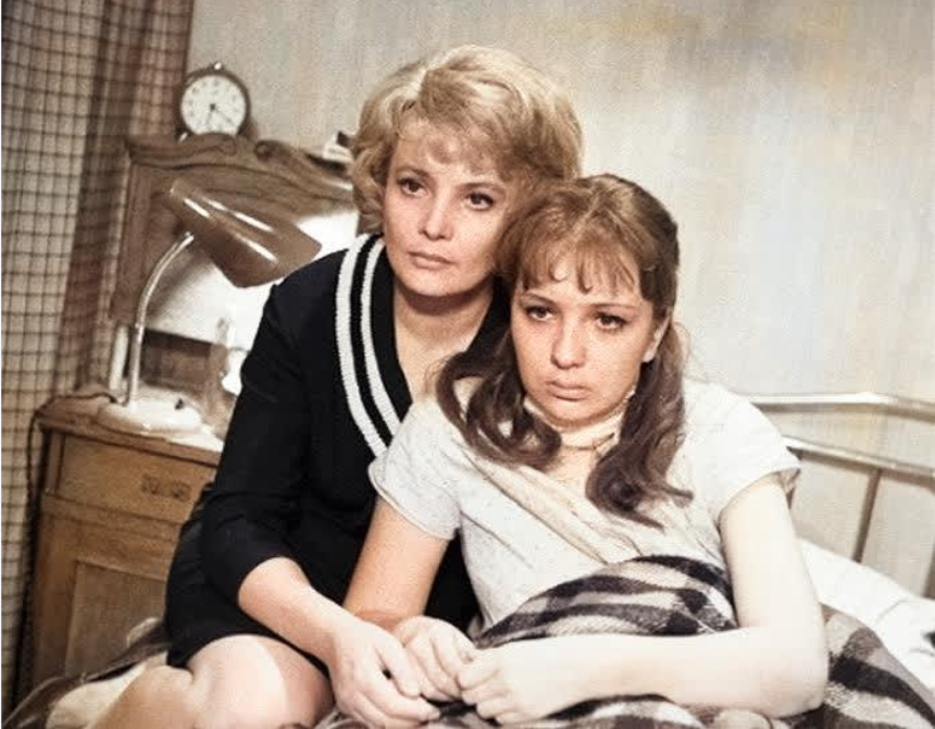 Источник изображения: кадр из фильма «Старшая сестра». Татьяна Доронина и Наталья Тенякова.