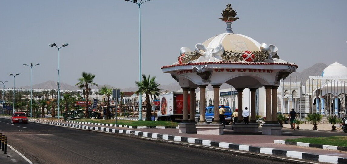 Начало променада Наама Бей от Дороги Мира