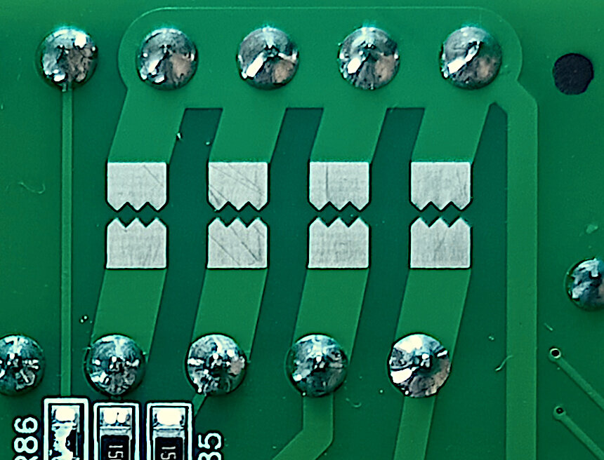 Разрядники-дорожки на печатной плате. Фото мое