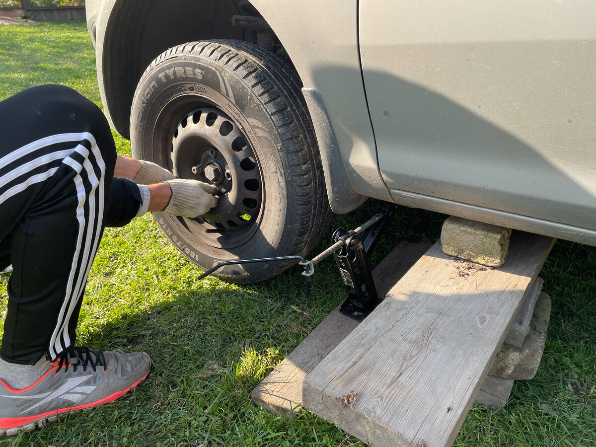 Не забываем подложить под порог что-нибудь крепкое на всякий случай.