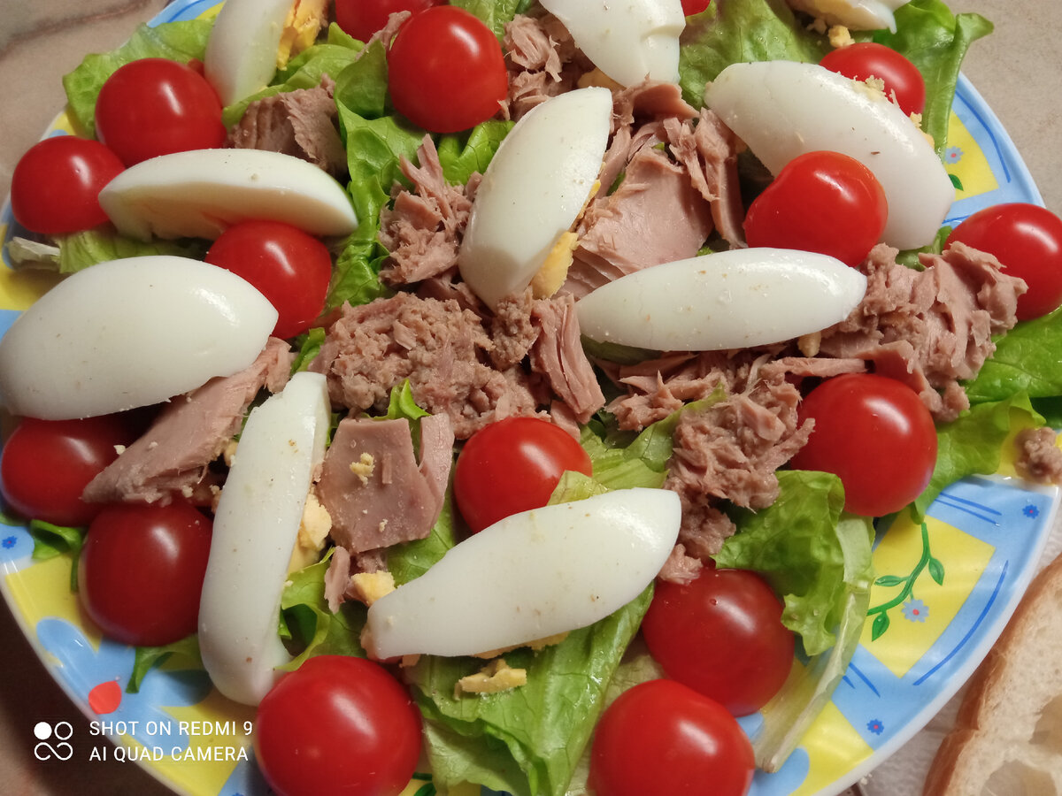 Салат с тунцом, яйцами, огурцами и кукурузой - Лайфхакер