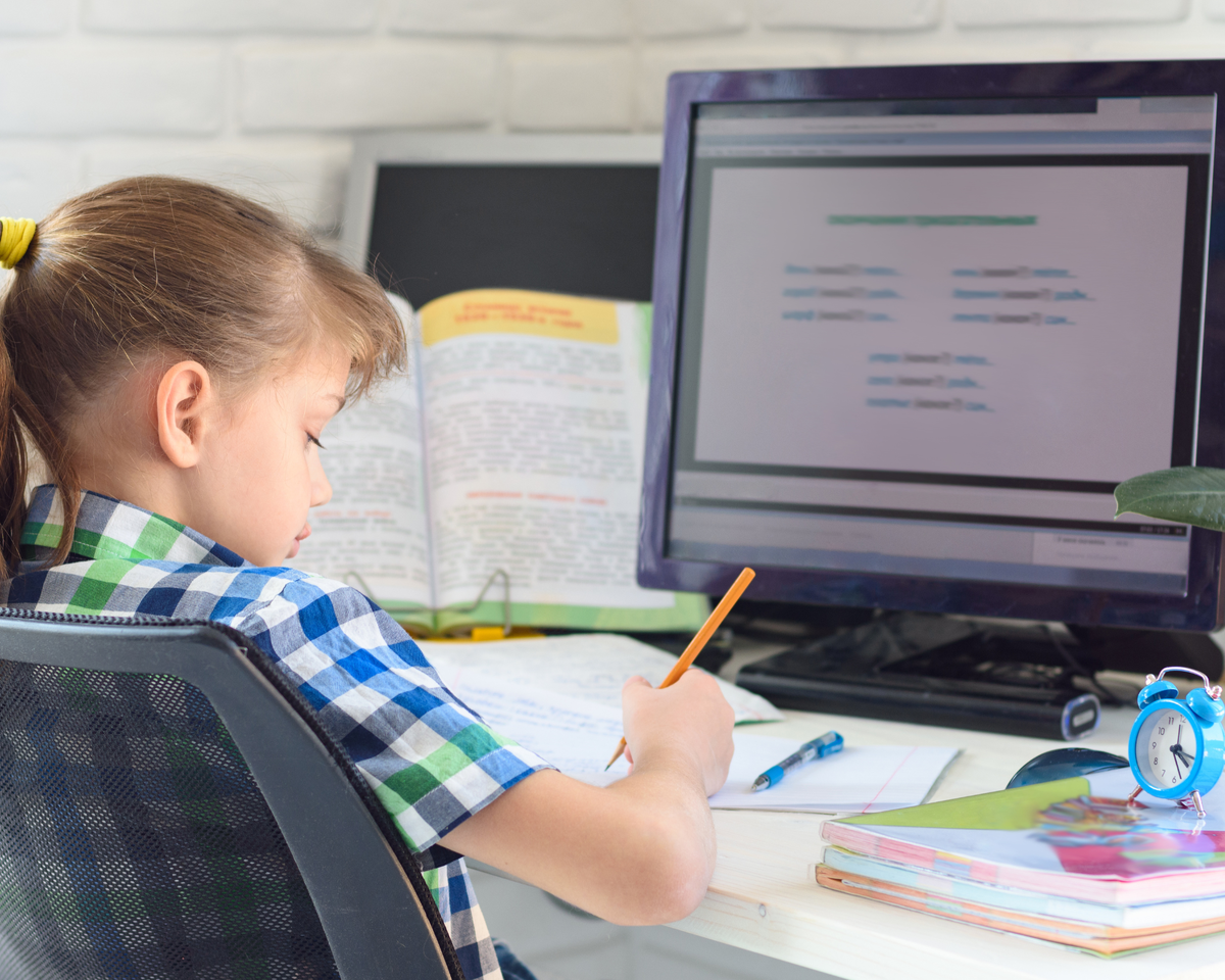 Во время выполнения уроков, подготовки ко сну, приема пищи приучайте ребенка не отвлекаться на мессенджеры, ютуб, игры, закрывать лишние вкладки, отключать оповещения.  