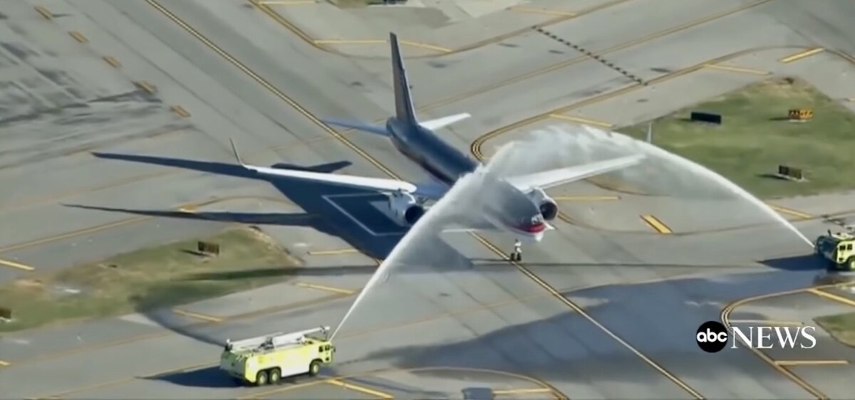 Встреча Дональда Трампа на правительственном Boeing 757. Источник: abc News