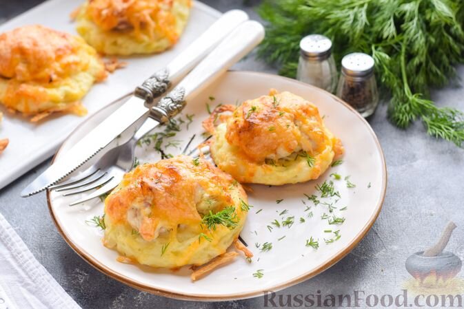 картофель, яйца, мука, фарш куриный, свинина, сыр твёрдый, лук репчатый, майонез, соль, перец чёрный молотый