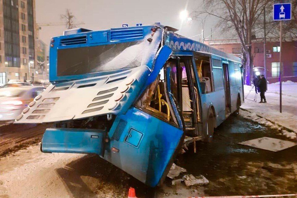 Водитель пассажирского автобуса не справился с управлением и врезался в мачту освещения на юго-востоке Москвы
