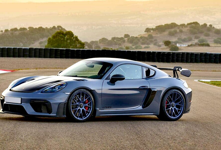 На капоте автомобиля имеются воздухозаборники в стиле NACA, а на передних крыльях появились вентиляционные прорези. На корме внимание на себя обращают массивное антикрыло типа «лебединая шея» (как на 911 GT3 и 911 RSR), а также измененный задний диффузор. Как и подобает RS-модели, новинке положены характерные воздухозаборники вместо окошек в задних стойках. Дизайн боковых воздухозаборников при этом опять же был пересмотрен. Все это позволило улучшить охлаждение силовой установки и увеличить генерируемую на скорости прижимную силу на 25% (по сравнению с GT4).
