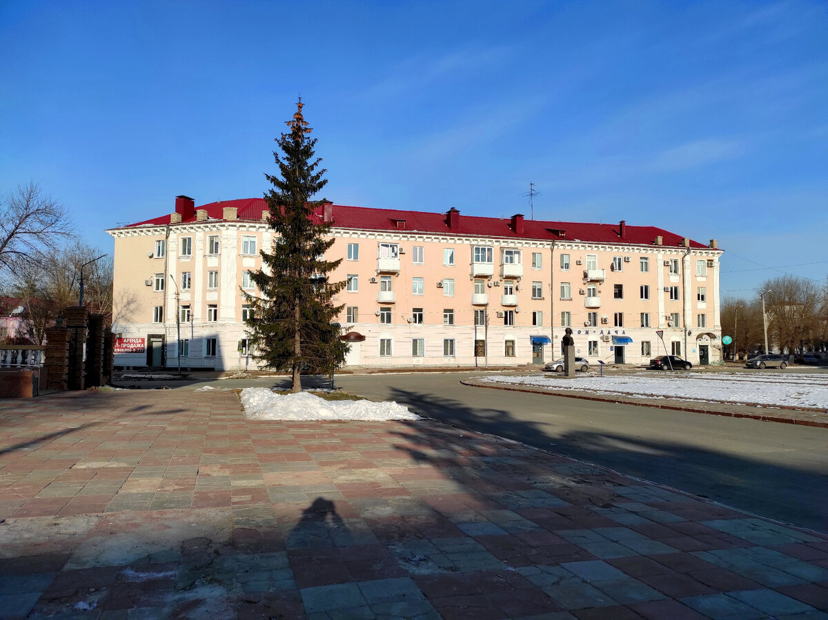Дом по адресу Чапаева 7. Вид со стороный площади.