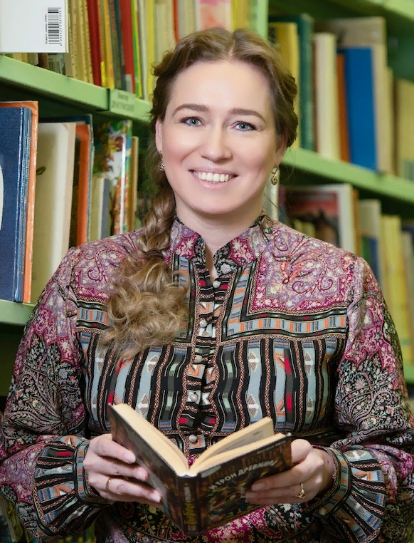 Светлана Алексеевна Кривошлыкова — Председатель Союза детских и юношеских писателей, детский писатель, автор более ста сказок про Мохнатика и Веничкина, детских рассказов, новелл, пьес. С 2018 г. проводит авторские интерактивы и мастер-классы для родителей и детей «Книготворение», «Сказкотворение», «Посвящение в читатели», авторские квесты в Италии «Поиск сокровищ». Руководитель благотворительных программ «Библиотекам в дар», «Книга в дорогу», «Книга лечит». Все её проекты направлены на популяризацию чтения среди детей, на развитие воображения и способностей, творческого потенциала.