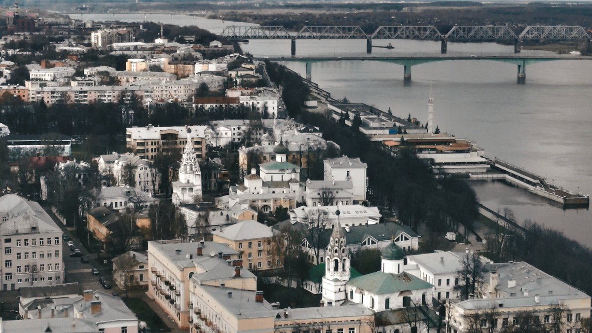 На переднем плане: Церковь Николая Чудотворца Надеинская с колокольней, за ними (правее) дом Мякушина; еще дальше - Речной вокзал и Октябрьский мост. Фото: Вячеслав Волков 