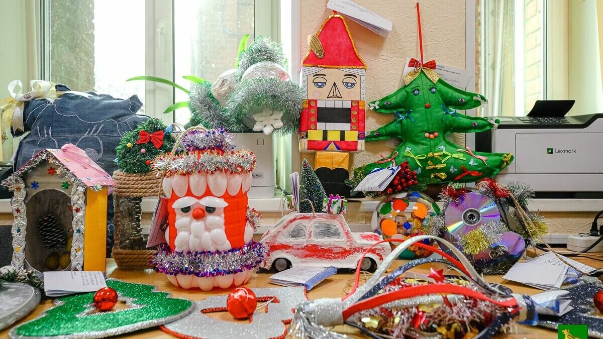     Традиционный и долгожданный конкурс на лучшую новогоднюю игрушку стартовал во Владивостоке. Принять в нём участие могут юные горожане — до 18 лет.