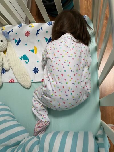 Вот в такой позе я находила ребенка в углу кроватки. Всегда. Каждый сон. Это страшно.