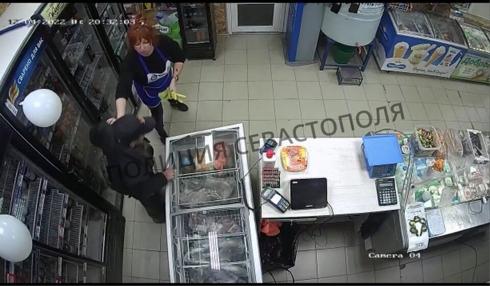     Работница торговой точки заблокировала вора в торговом зале. Фото: Скриншот из видео