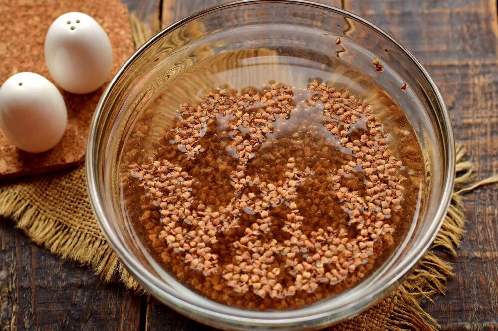 Какие каши можно собакам. Гречневая каша на плите. Маленькая гречка. Гречневая диета. Можно ли добавлять масло в гречку.