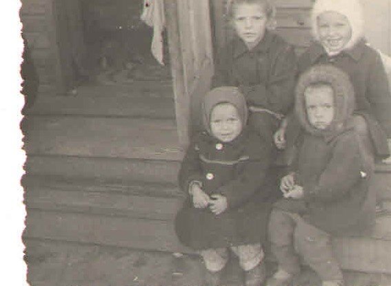 На нашем крыльце с друзьями детства 1964 год. Я в белой шапке
