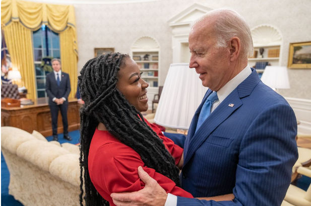 Байден и жена баскетболистки Грайнер.  Фото с сайта https://www.championat.com/basketball/news-4920999-foto-bajden-i-zhena-grajner-raduyutsya-novosti-o-vozvraschenii-basketbolistki-iz-rossii.html